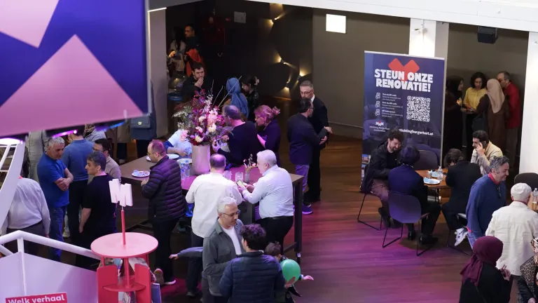 Bezoekers ontmoeten elkaar in de drukke foyer