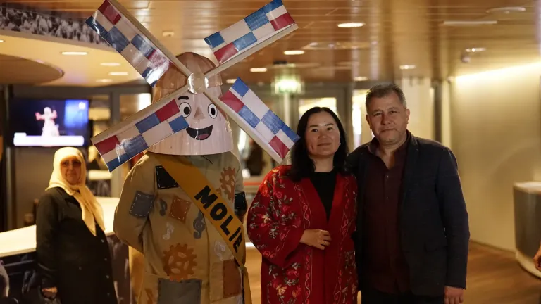 De molenmascotte Molie poseert met gasten in de foyer