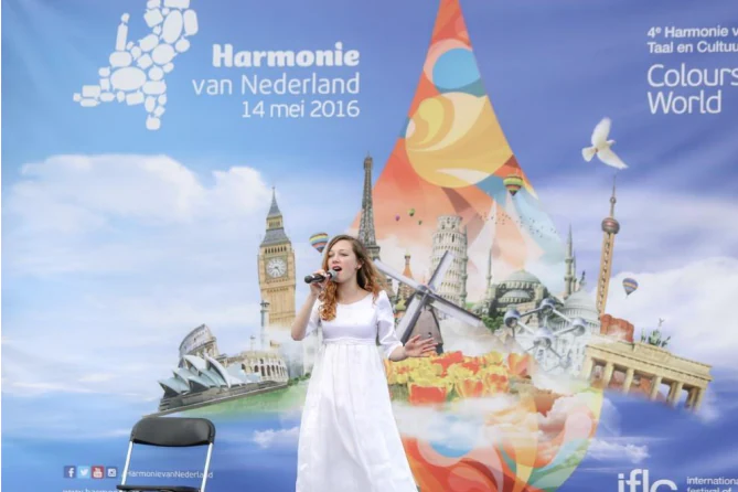 Zangeres in een witte jurk op het podium van Harmonie van Nederland op 14 mei 2016